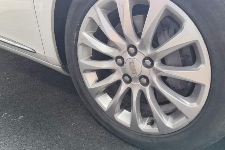 Used Cadillac XTS 2018 28T Elite Edition Right Front Wheel Hub