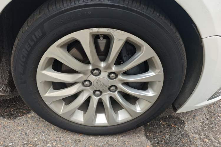 Used Cadillac XTS 2018 28T Elite Edition Right Front Wheel Hub