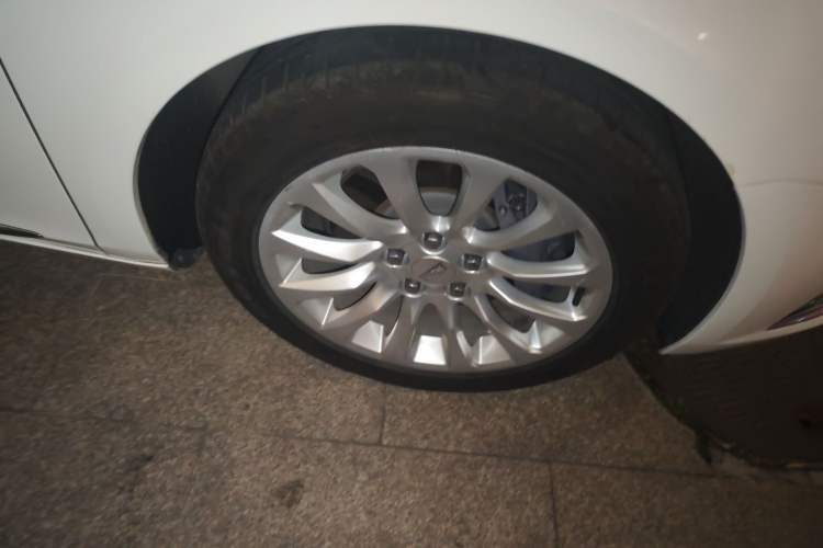 Used Cadillac XTS 2018 28T Elite Edition Right Front Wheel Hub