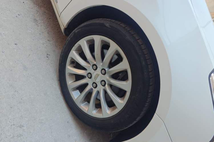 Used Cadillac XTS 2018 28T Elite Edition Right Front Wheel Hub