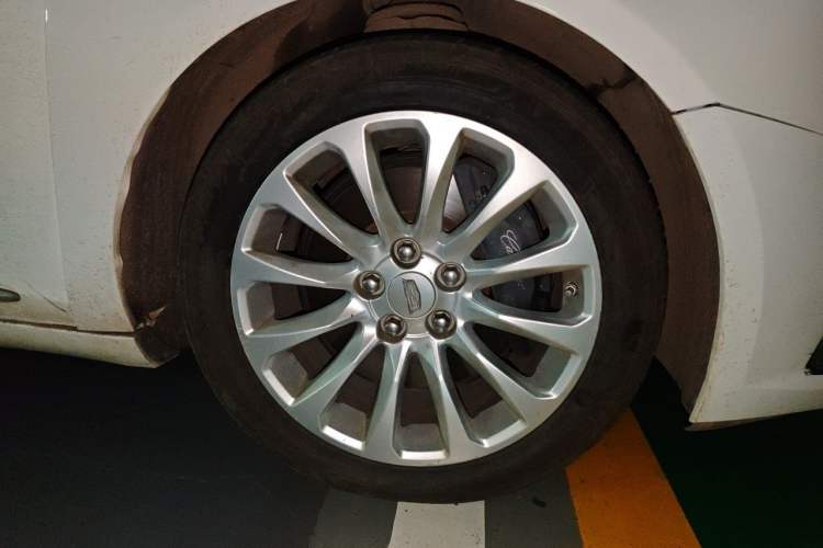 Used Cadillac XTS 2018 28T Elite Edition Right Front Wheel Hub