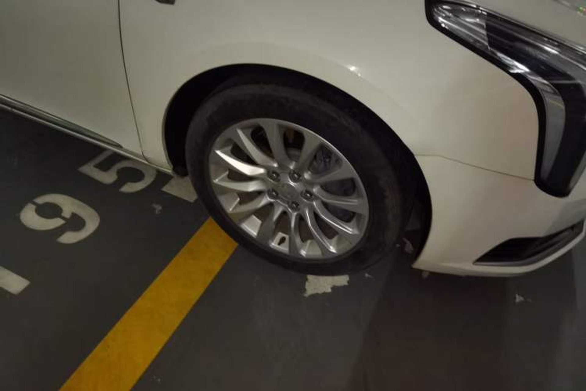 Used Cadillac XTS 2018 28T Tech Edition Right Front Wheel Hub