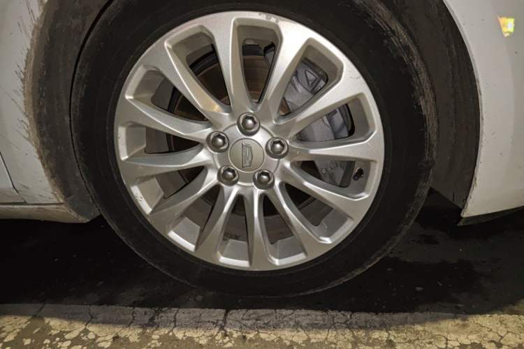 Used Cadillac XTS 2018 28T Tech Edition Right Front Wheel Hub