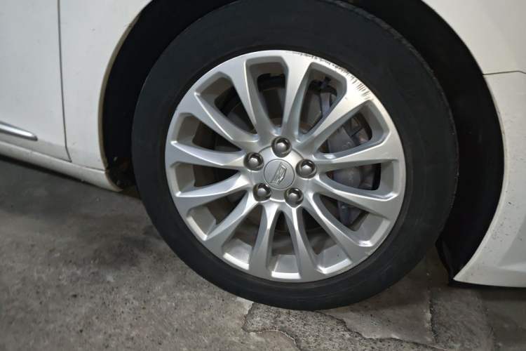 Used Cadillac XTS 2018 28T Elite Edition Right Front Wheel Hub