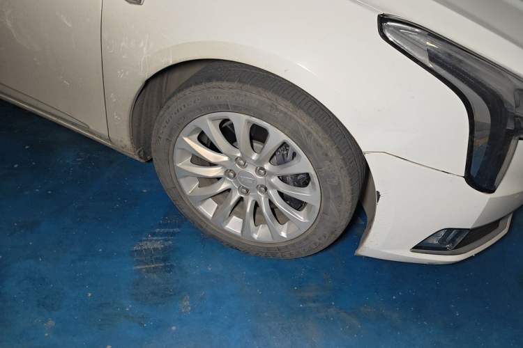 Used Cadillac XTS 2018 28T Luxury Edition Right Front Wheel Hub