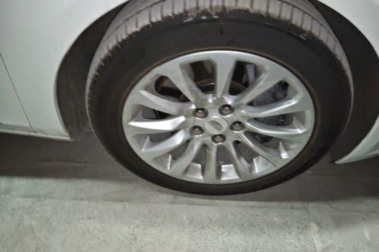 Used Cadillac XTS 2018 28T Luxury Edition Right Front Wheel Hub