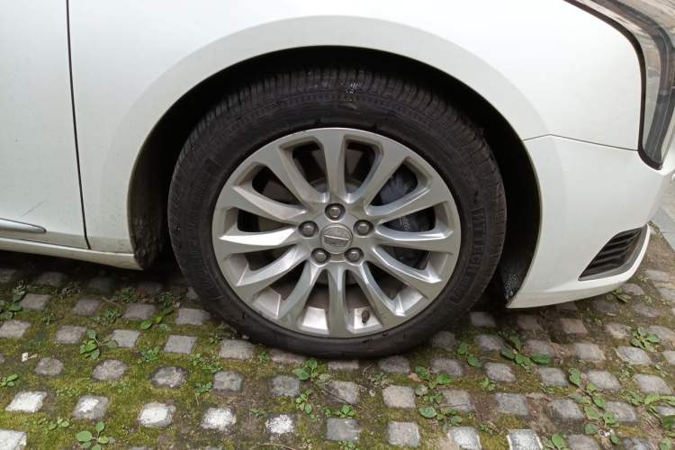 Used Cadillac XTS 2018 28T Tech Edition Right Front Wheel Hub