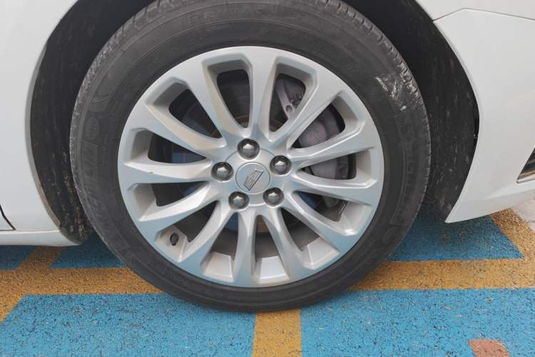 Used Cadillac XTS 2018 28T Elite Edition Right Front Wheel Hub