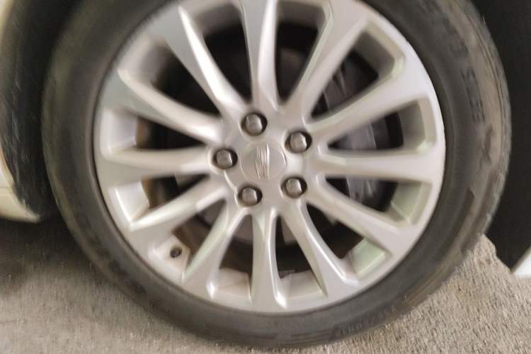 Used Cadillac XTS 2018 28T Tech Edition Right Front Wheel Hub