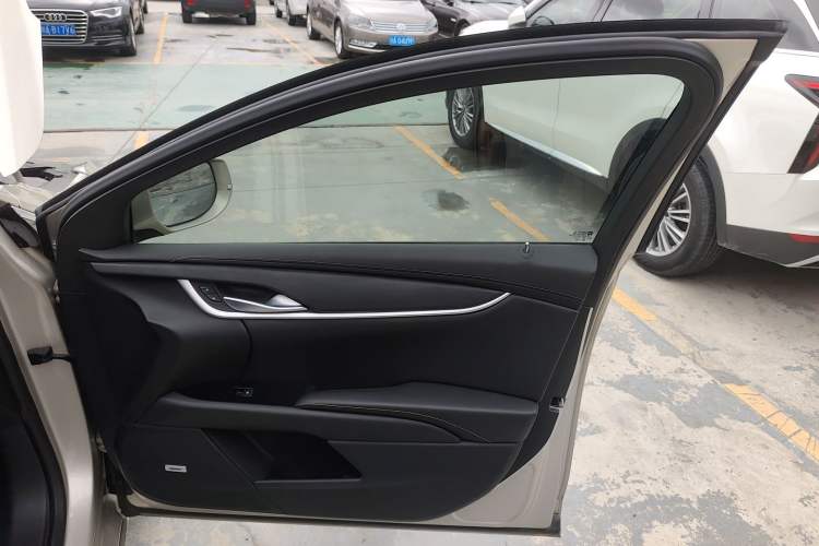 Used Cadillac XTS 2018 28T Tech Edition Right Front Door Interior