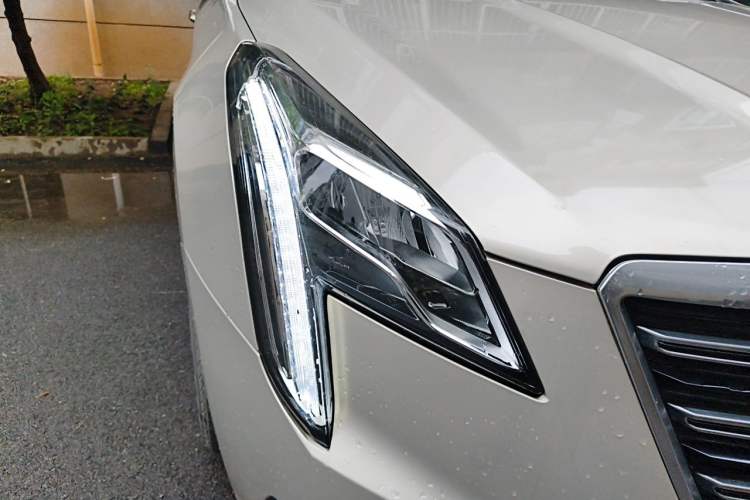 Used Cadillac XTS 2018 28T Tech Edition Right Front Headlight