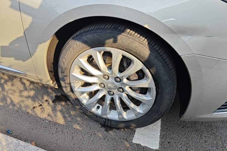 Used Cadillac XTS 2018 28T Tech Edition Right Front Wheel Hub