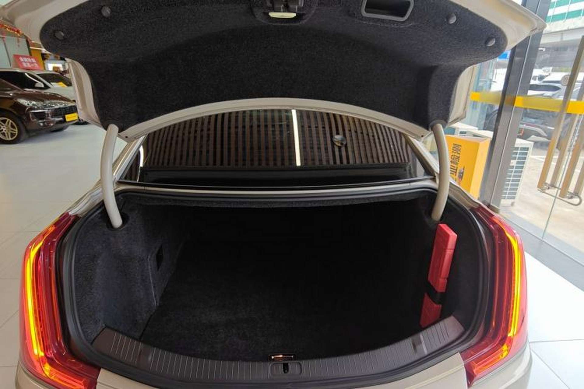 Used Cadillac XTS 2018 28T Elite Edition Trunk
