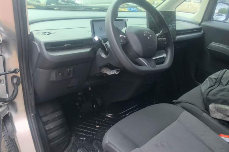 Used CAVAN Le Fu 2025 Model, Yue Xing Edition+ Short Wheelbase Flat Roof—Aegean 50.23 kWh Center Console