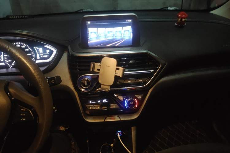 Used CHANGAN Alsvin 2018 1.5L DCT Comfort Version China V Standard Audio And AC Panel
