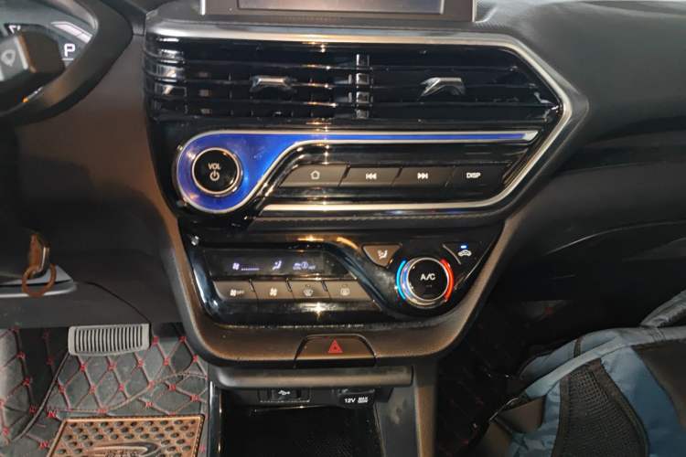Used CHANGAN Alsvin 2018 1.5L DCT Luxury Model China V Standard Audio And AC Panel