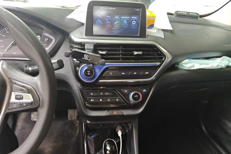 Used CHANGAN Alsvin 2018 1.5L DCT Luxury Model China V Standard Audio And AC Panel