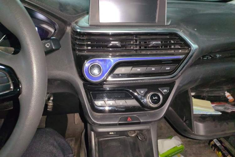 Used CHANGAN Alsvin 2018 1.4L Manual Comfort Model China V Standard Audio And AC Panel