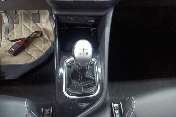 Used CHANGAN Alsvin 2018 1.4L Manual Luxury Model China V Standard Gear Lever