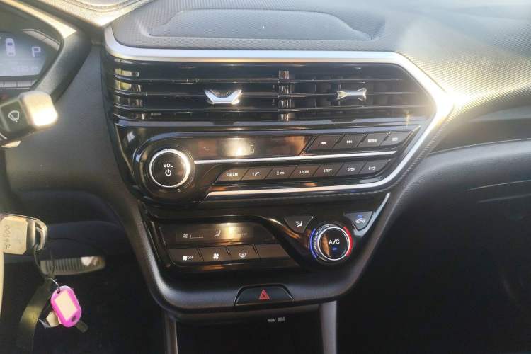 Used CHANGAN Alsvin 2019 1.5L DCT Comfort Model China VI Standard Audio And AC Panel