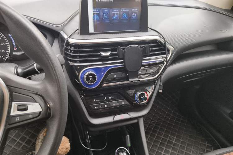 Used CHANGAN Alsvin 2019 1.5L DCT Luxury Version China VI Standard Audio And AC Panel