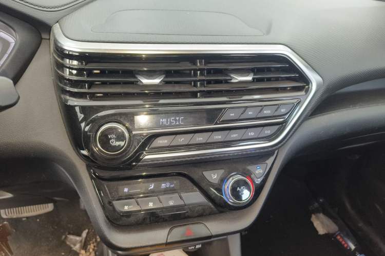 Used CHANGAN Alsvin 2019 1.5L DCT Luxury Version China VI Standard Audio And AC Panel