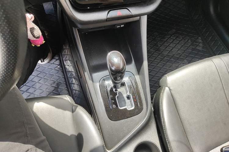 Used CHANGAN Alsvin 2019 1.5L DCT Luxury Version China VI Standard Gear Lever