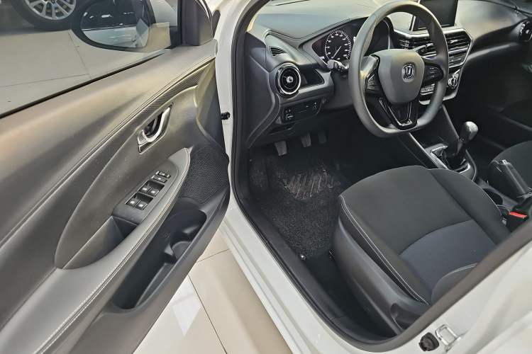 Used CHANGAN Alsvin 2019 1.4L Manual Comfort Edition China VI Standard Interior 2