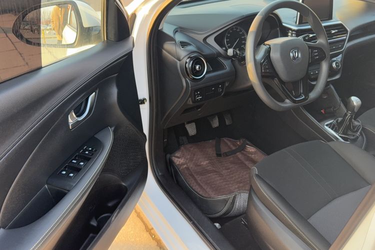 Used CHANGAN Alsvin 2019 1.4L Manual Comfort Edition China VI Standard Interior 2