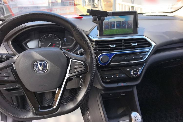 Used CHANGAN Alsvin 2019 1.4L Manual Luxury Version China VI Standard Interior 3