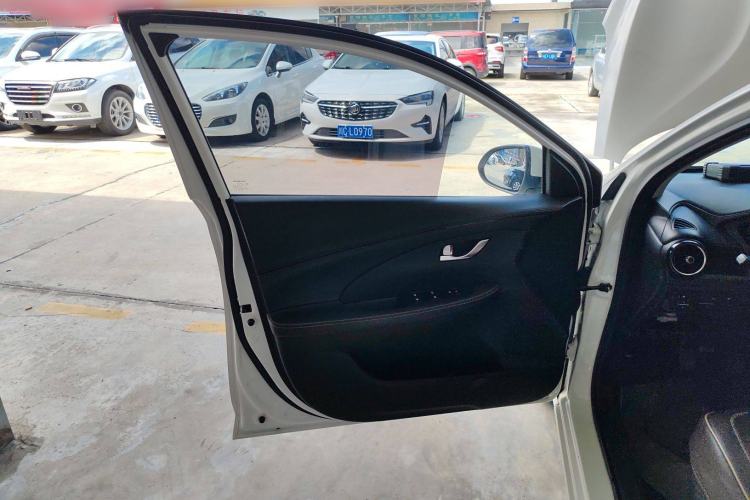 Used CHANGAN Alsvin 2019 1.4L Manual Comfort Edition China VI Standard Interior 4