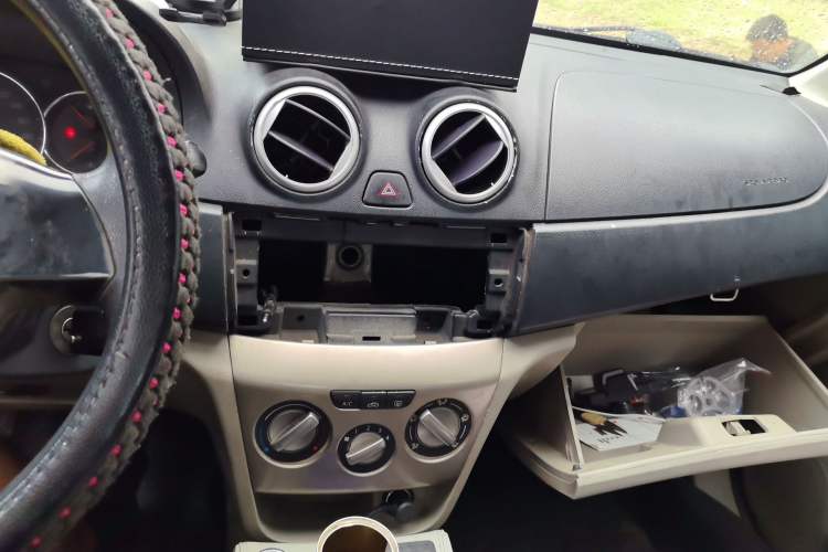 Used CHANGAN Alsvin V3 2012 1.3L Manual Comfort Version China IV Standard Audio And AC Panel