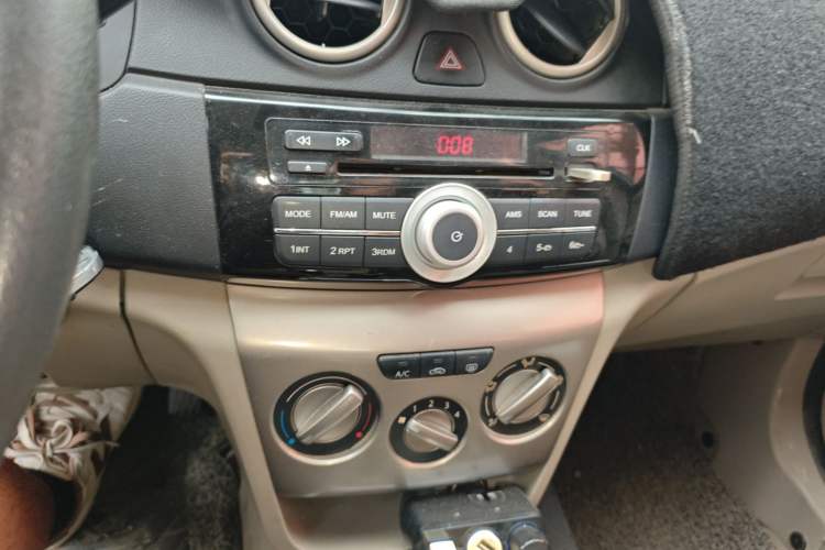 Used CHANGAN Alsvin V3 2012 1.3L Manual Luxury Version China IV Standard Audio And AC Panel