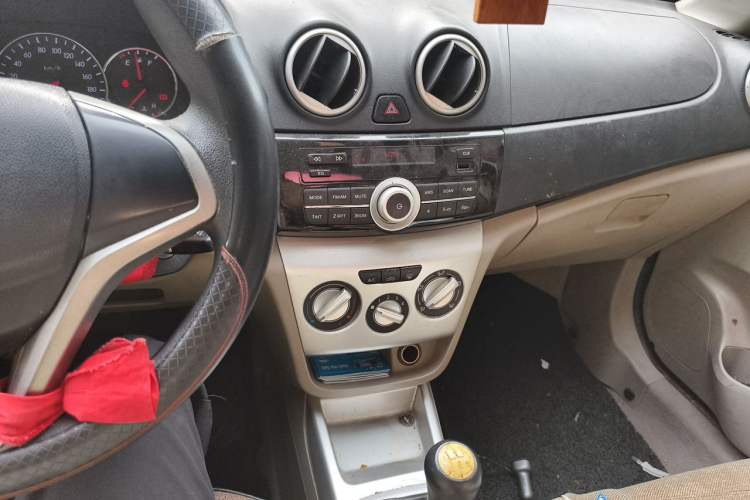 Used CHANGAN Alsvin V3 2012 1.3L Manual Comfort Version China IV Standard Audio And AC Panel