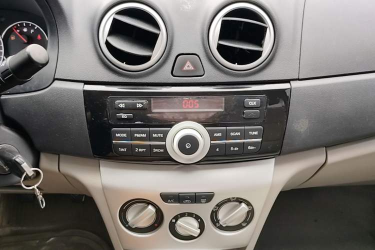 Used CHANGAN Alsvin V3 2012 1.3L Manual Comfort Version China IV Standard Audio And AC Panel