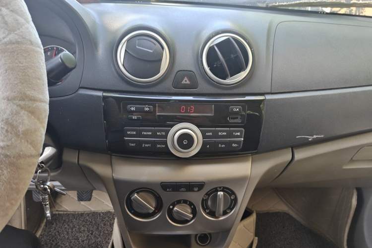 Used CHANGAN Alsvin V3 2012 1.3L Manual Comfort Version China IV Standard Audio And AC Panel