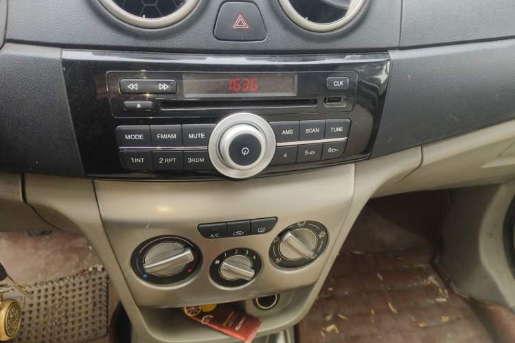 Used CHANGAN Alsvin V3 2012 1.3L Manual Luxury Version China IV Standard Audio And AC Panel