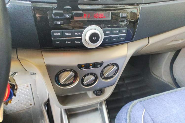 Used CHANGAN Alsvin V3 2012 1.3L Manual Comfort Version China IV Standard Audio And AC Panel