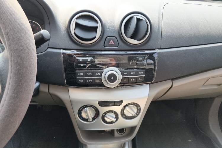 Used CHANGAN Alsvin V3 2012 1.3L Manual Comfort Version China IV Standard Audio And AC Panel