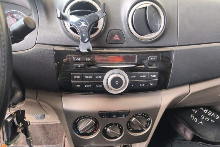 Used CHANGAN Alsvin V3 2012 1.3L Manual Luxury Version China IV Standard Audio And AC Panel