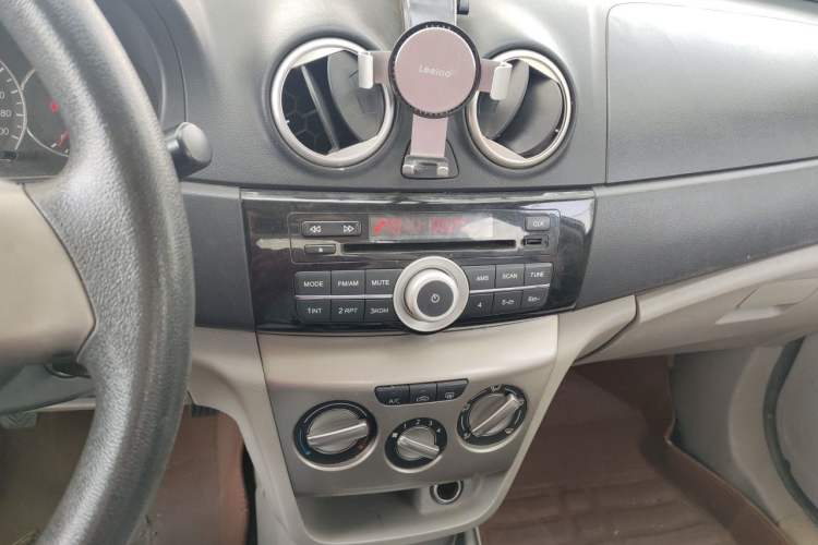 Used CHANGAN Alsvin V3 2012 1.3L Manual Luxury Version China IV Standard Audio And AC Panel