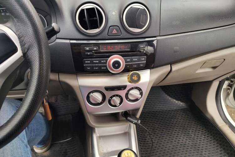 Used CHANGAN Alsvin V3 2012 1.3L Manual Luxury Version China IV Standard Audio And AC Panel