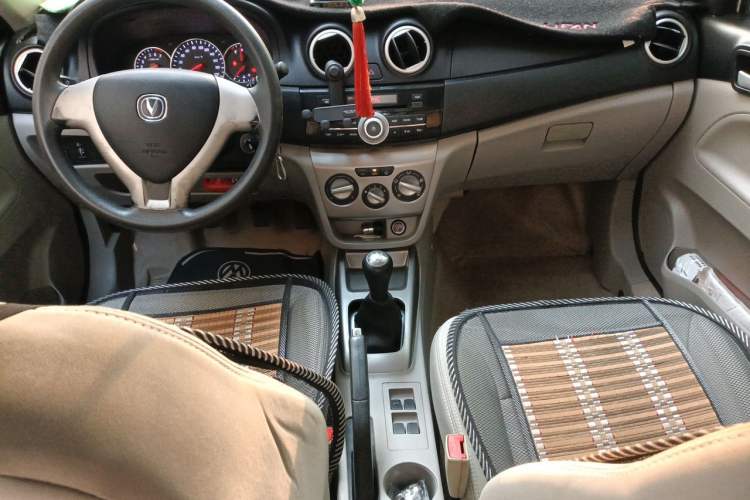 Used CHANGAN Alsvin V3 2012 1.3L Manual Luxury Version China IV Standard Center Console