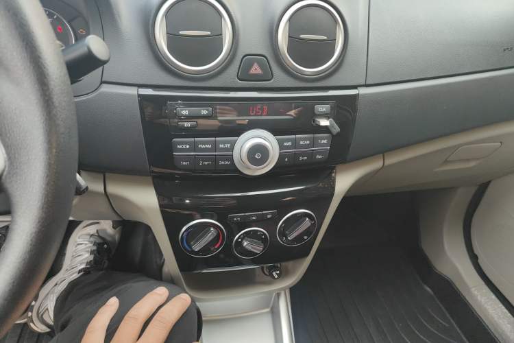 Used CHANGAN Alsvin V3 2015 1.4L Manual Warm-Hearted Model China IV Standard Audio And AC Panel