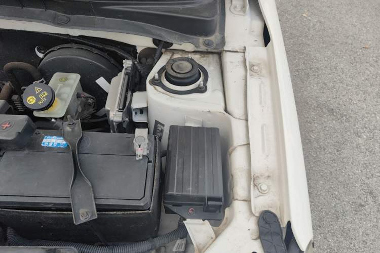 Used CHANGAN Alsvin V3 2015 1.4L Manual Warm-Hearted Model China IV Standard Engine Bay Left