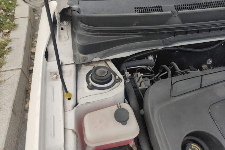 Used CHANGAN Alsvin V3 2015 1.4L Manual Warm-Hearted Model China IV Standard Engine Bay Right