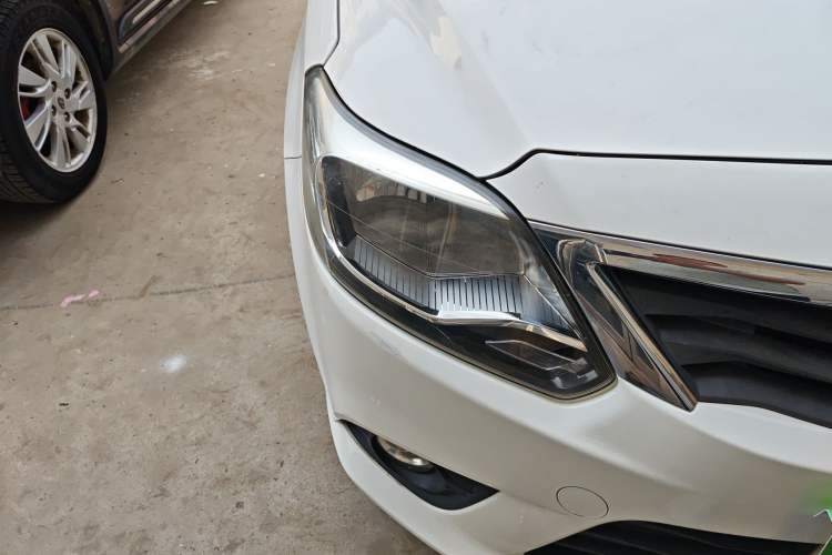 Used CHANGAN Alsvin V3 2015 1.4L Manual Warm-Hearted Model China V Standard Right Front Headlight