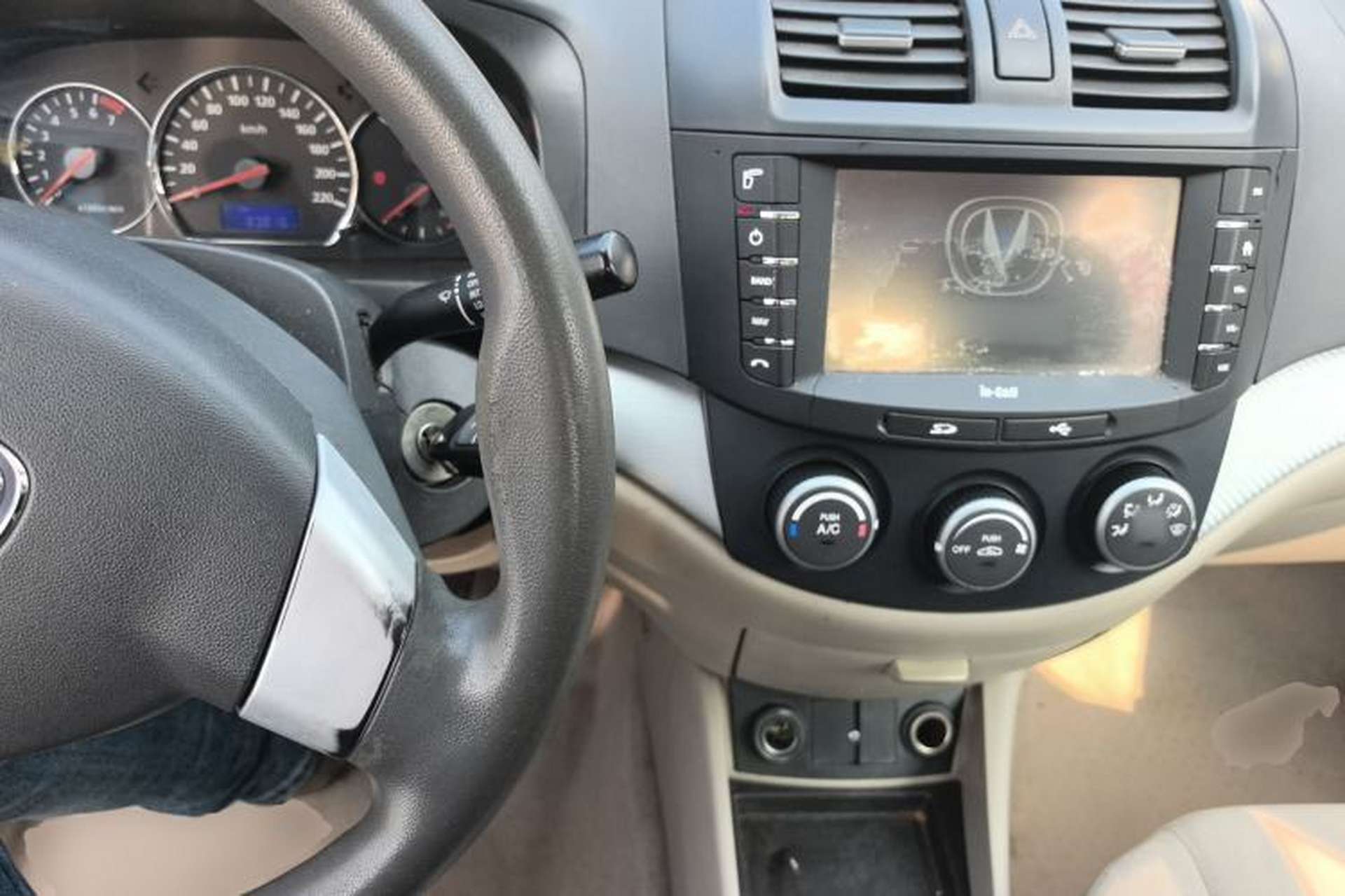 Used CHANGAN Alsvin V5 2012 1.5L Manual Dream Edition Center Console