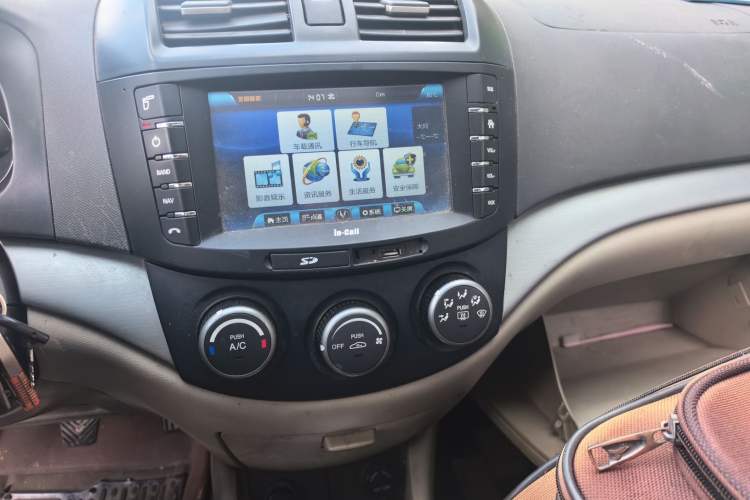 Used CHANGAN Alsvin V5 2012 1.5L Manual Sport Version China IV Standard Audio And AC Panel