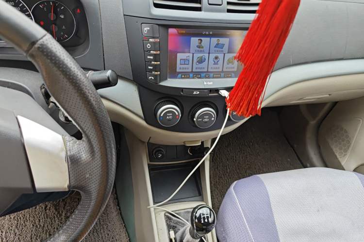 Used CHANGAN Alsvin V5 2012 1.5L Manual Sport Version China IV Standard Audio And AC Panel